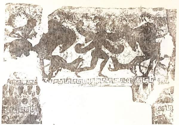 A Persian Demon on Clazomenian Sarcophagi: Hvarnah Muhammet Hamdi KAN meander above. Lower corner strip is decorated with meander. There is a goat between two panthers on the footpiece. 18 Fig.