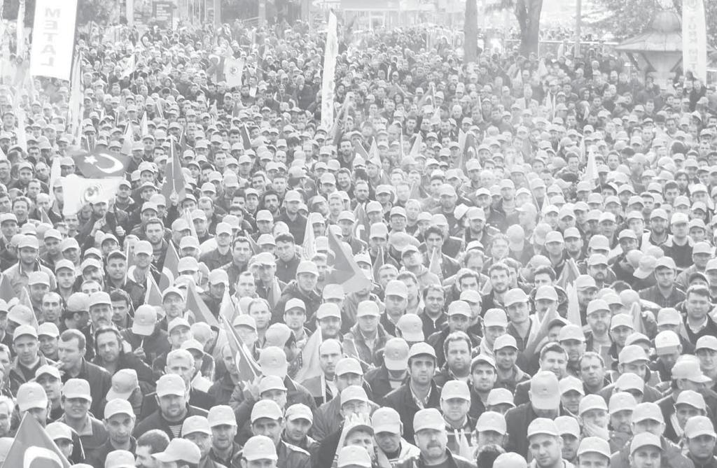 İşçilerden MESS patronlarına Bursa da toplanan 15 bin işçi, eylemi 10. Yıl Marşı nı söyleyerek bitirdi.
