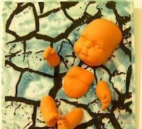 Maria Rubinke Danimarka doğumlu olan Maria Rubinke, küçük porselen bebekler kullanarak sürrealist bir