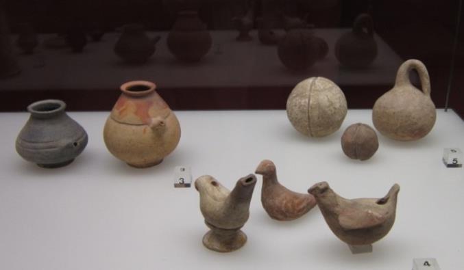 Ayrıca arkeoloji müzelerindeki antik oyuncaklar da bazı yönleriyle modern örneklerine benzemektedirler.