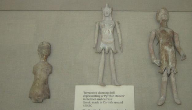 Görsel 1.43: Antik Yunan kemikten ve Pişmiş Toprak Bebekler, M.Ö.450-350, Victoria Albert Müzesi, Londra Fotoğraf: Doç.