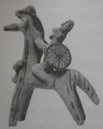 Uzmanlar bu figürlerin adak eşyası olduklarını düşünmektedirler. M.Ö.7.yüzyıla tarihlenen bir süvari figürü adak olarak yapılmış asker betimlerine bir örnektir (Görsel 1.59 da sunulmaktadır.