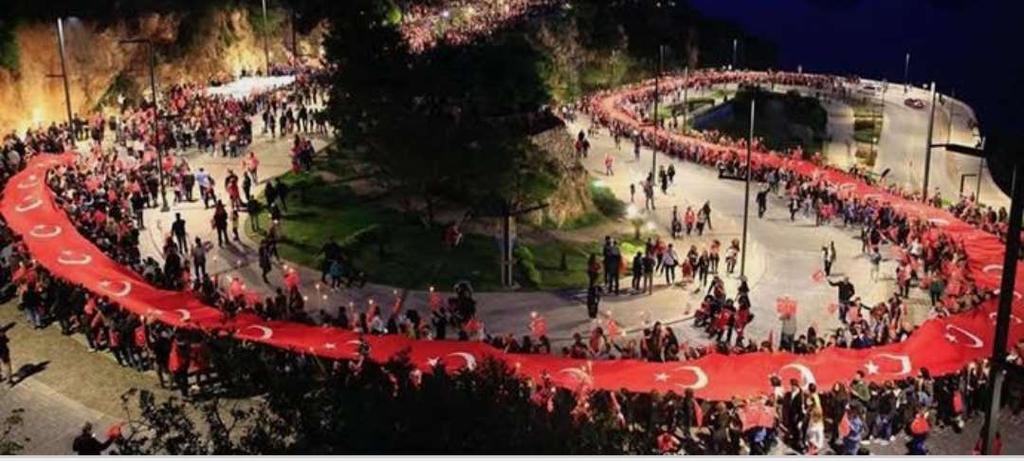 23 Nisan'ın Çocuk Bayramı olarak kutlanışı 23 Nisan 1927'de Atatürk'ün himayesinde başlamış, Cumhurbaşkanlığı Bandosu çocuklar için konser vermiş ve Ankara'da çocuk balosu düzenlenmiştir.