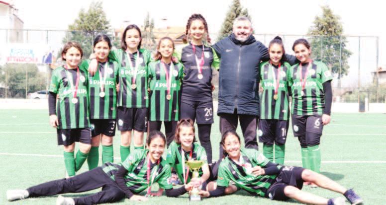 Denizli de başladığı galibiyet serisini Aydın ve Bursa da sürdüren Horozkent U-13 Takımı, yarıfinal şampiyonluğuna kadar çıktığı 17 maçtan namağlup ayrılarak turnuvanın gözdesi oldu.