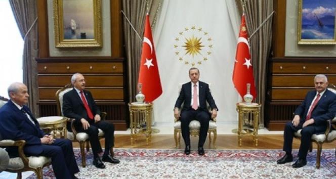 Fotoğraf 8: Cumhurbaşkanının Başbakan ve parti liderleri ile Cumhurbaşkanlığı Külliyesinde yaptığı toplantıdan bir kare.