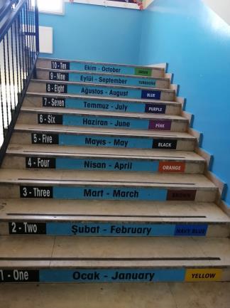 yer alması için okul merdivenlerinde İngilizce kelimeler kullanıldı.