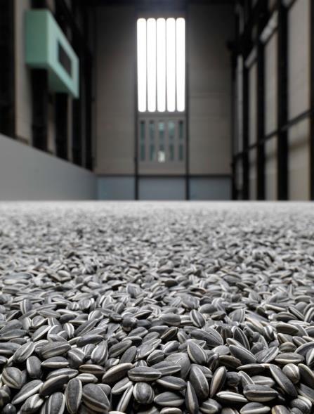 Resim 2.23. Ai Weiwei, Ayçiçeği Çekirdekleri (Sunflower Seeds), 2010, Tate Modern, Turbine Hall, 100 milyon porselen çekirdek.