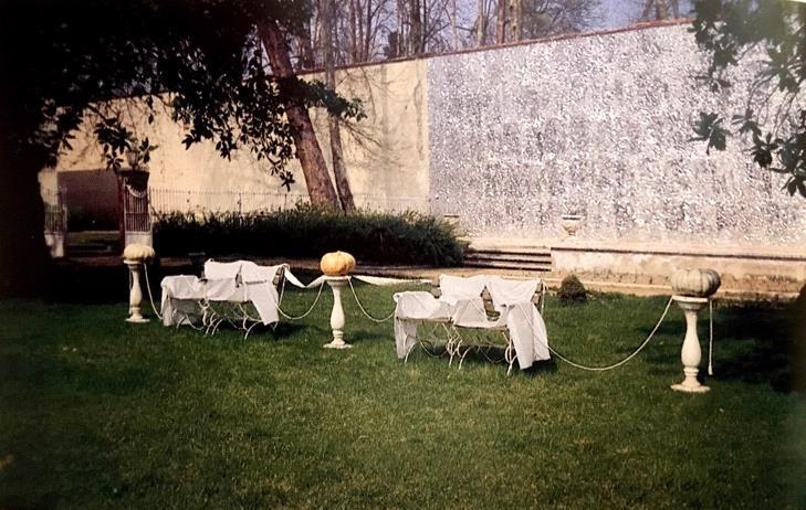 Resim 2.25. Füsun Onur, Dolmabahçe Hatırası, 1992, iskemle, kabak, bez, şerit, Sanat Texnh Sergisi, İstanbul Resim Heykel Müzesi.