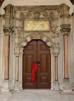 (Sol): Süreklilik, XIV yüzyıl sultan mezarları, bobin iplik makaraları, Eyüp Mezarlığı, (Orta): Soru, Sultan mezar kapısında kırmızı ipek, Eyüp Sultan Camii, (Sağ): Yolculuk, murano cam, çin yemek