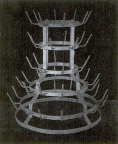 Resim 2.5. Marcel Duchamp, Şişe Kurutucu (Bottle Rack), 1961 yılında üretilmiş kopyası. (Çalışmanın 1914 tarihli orjinali kayıptır). 2. Desteklenmiş Hazır-Yapım: Hazır-yapımı başka bir hazır-yapımla desteklemek veya birarada kullanmaktır.