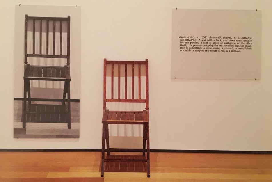 Museum Of Modern Art (MoMA) da sergilenen; Bir ve Üç Sandalye (1965) isimli yerleştirmesidir. Resim 2.14.