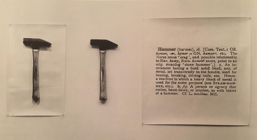 Resim 2.15. Joseph Kosuth, Bir ve Üç Çekiç (One and Three Hammers), 1965, çekiç, çekiç fotoğrafı ve çekiç tanımının fotokopisi, 61 x 135.6 cm, Leo Castelli Gallery, New York.