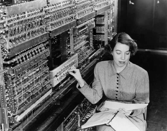 ENIAC ın bir diğer ilginç özelliği ise boyutlarıymış. Yaklaşık 30 ton ağırlığında ve 167 metrekare genişliğinde devasa bir cihazdan bahsediyoruz.