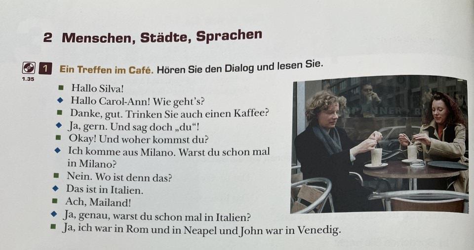 (Studio d, 2005: 46) Yukarıdaki resim bu anlamda ölçülü özgünlük kapsamında basit cümlelerle oluşturulmuştur, Almanca öğrenimine yeni başlayanların hedef kültürün gerçek iletişim ortamlarında