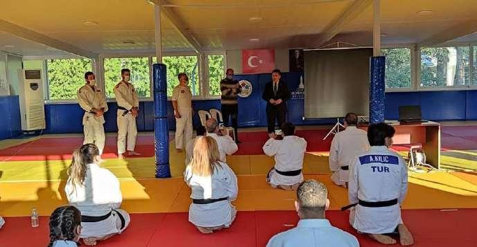 İZMİR Büyükşehir Belediyespor tarafından düzenlenen ve pandemi sürecinde İzmir'de bulunan antrenör ile sporcuların yaşam kalitesini artırmayı amaçlayan seminerlerin ilk ayağı Celal Atik Spor
