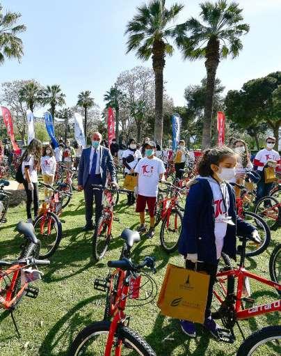 Başkan Tunç Soyer, Büyükşehir tarafından Kültürpark ta kurulan Sürdürülebilir Yaşam Parkı nı ziyaret ederek çocuklar ve gençlerle birlikte fide dikti ve permakültür alanındaki Böcek Farkındalık