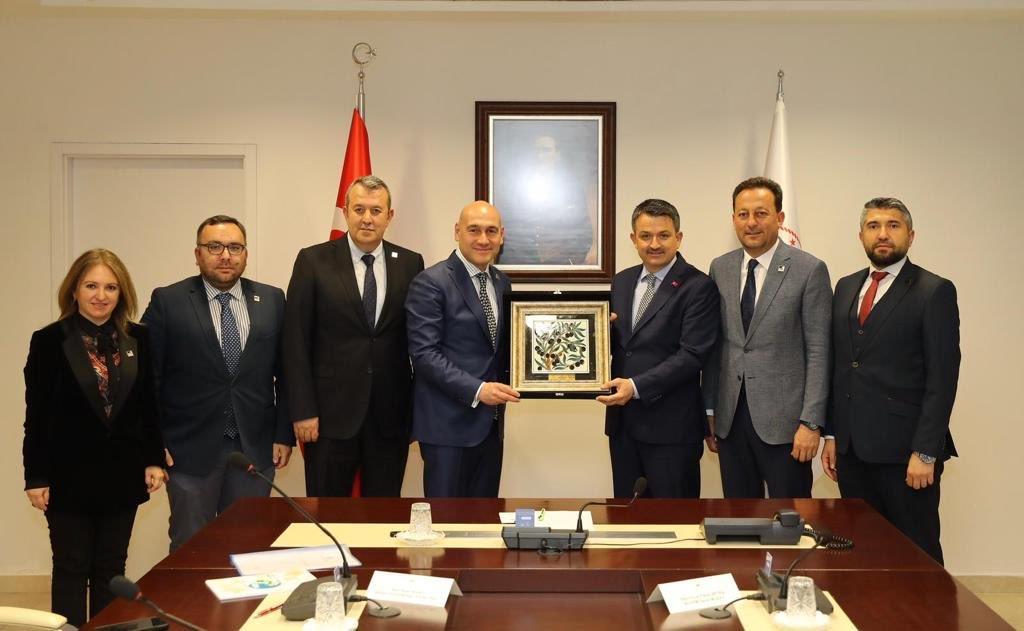 24 EKİM 2019 ZEYTİNE PRİM TEŞEKKÜRÜ Akhisar Ticaret Borsası'nın 6 yıldır sürdürdüğü zeytine prim desteği çalışması meyvesini verdi.