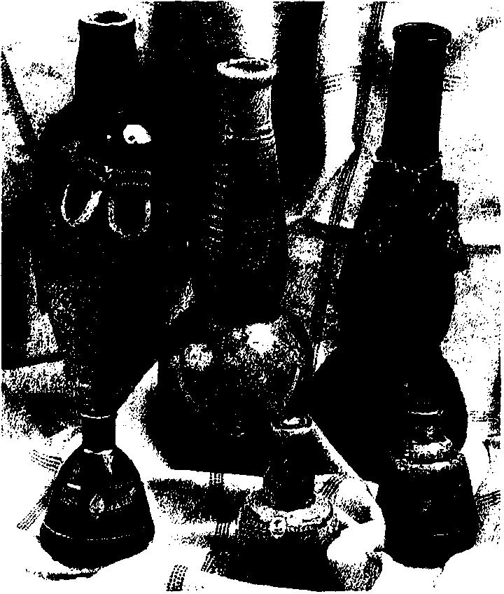 Tekel likörleri için Eczacıbaşı tarafından üretilen seramik şişeler. 243.000 litreye fırladı. Fabrika İkinci Dünya Savaşı'ndan önce ihracat da yapmaktaydı. Örneğin l 934'te Amerika'ya 25.