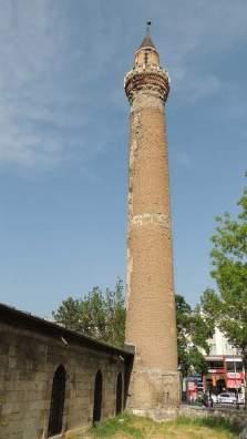 Handan YERLİ Ulu Cami minaresi (1213), Akşehir Güdük Minare (1226), Malatya Ulu Cami minaresi (1247) ve Malatya İsimsiz Minareler silindirik gövdeye sahip, yukarı doğru incelen minarelerdir.