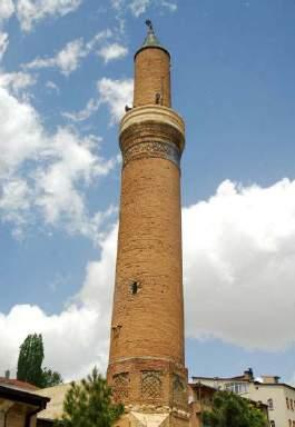 Sivas Ulu Cami Minaresi Resim 54. Bayburt Ulu Cami Minaresi Resim 55. Akşehir Ulu Cami Minaresi Antalya minarelerinin klasik tarzdaki on adet minaresi silindirik gövdeli Osmanlı dönemi minareleridir.