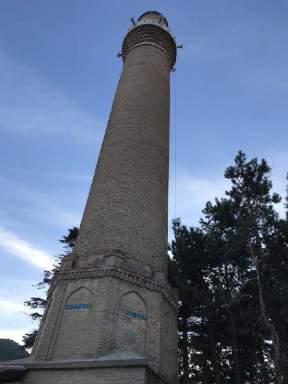 olan silindirik gövdeli minare örnekleridir. Çokgen gövde kullanımı daha çok Osmanlı döneminde yaygın olarak kullanılmıştır.