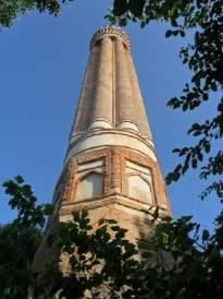 Antalya Yivli Minare, Yivli Minare Külliyesi içerisinde, Yivli Camisinin güneybatısında bağımsız olarak yer almaktadır. Yivli Minare asırlar boyunca Antalya kentinin sembolü olmuştur. XIII.