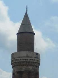 Minareye 90 basamaklı bir merdiven ile çıkılmaktadır ve minarenin dikdörtgen kaidesi kesme taştan yapılmıştır.