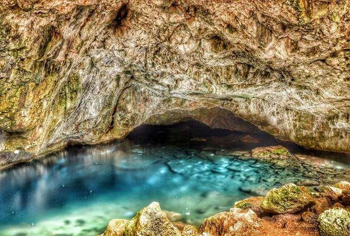 Zeus Mağarası Zeus Mağarası ve içinde oluşan gölü muhakkak ziyaret etmenizi tavsiye ediyoruz. Suyun maviliği ve mağara içindeki ışık oyunları inanılmaz.