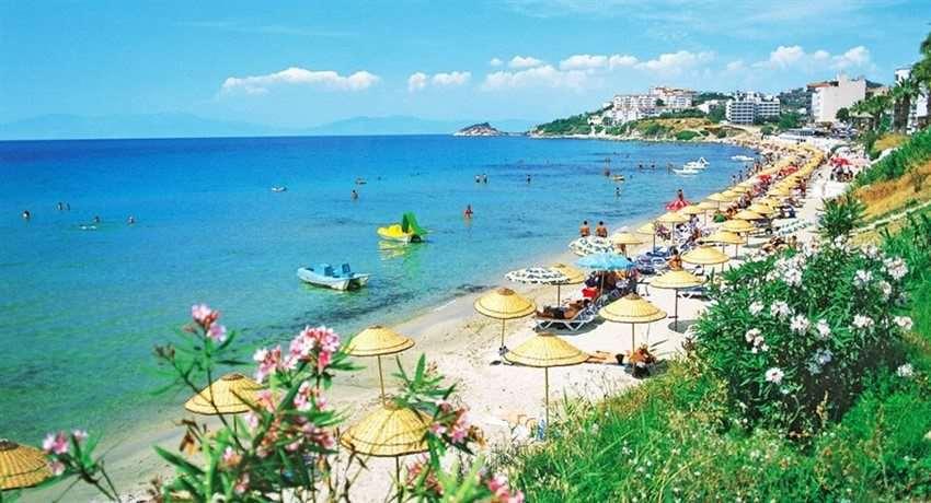 Kuşadası Şehir merkezine çok yakın noktada bulunan Kadınlar denizi plajı Kuşadası nın en ünlü ve en çok tercih edilen plajıdır.