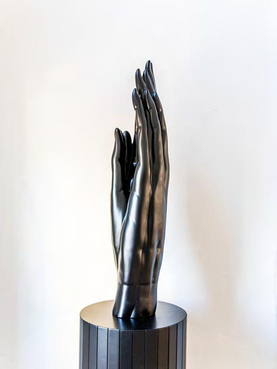 Ali Şentürk İsimsiz, Anima serisi, 2021 Fiber sculpture Fiber heykel 96 x 25 x 25 cm Ayşe Wilson Love, 2022 Acrylic on canvas Tuval üzerine akrilik 45 x 45 cm Pırıl Güleşçi Arıkonmaz Founder Esengül