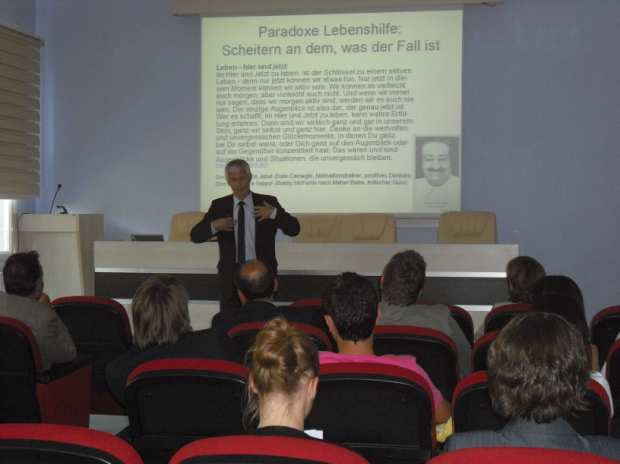 Seite 12 Neues aus Ankara Vortrag und Workshop von Prof. Dr. Weingarten an der Universität Ankara Ankara dan Haberler Prof. Dr. Rüdiger Weingarten Ankara Üniversitesi nde bir sunum ve bir çalışma atölyesi gerçekleştirdi Am 28.