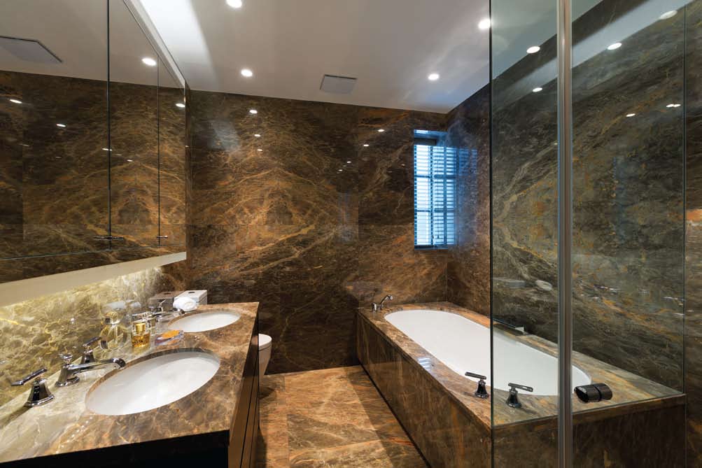 Misafir banyosunun zemini yine Brillante mermerinden. Banyoda kullanılan Oniks evye ise oldukça görkemli.