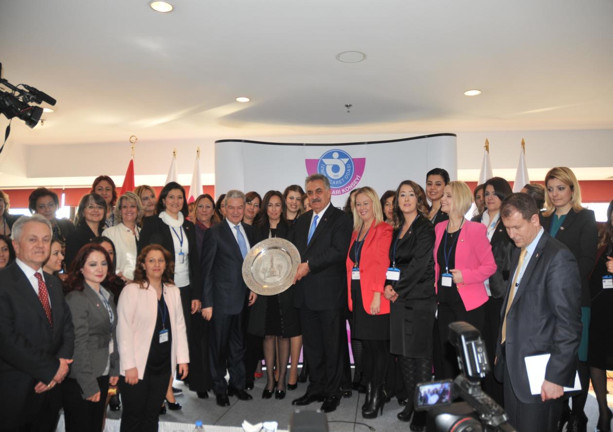 İŞ KADINLARI ÜÇÜNCÜ TİCARİ PLATFORMU 22 Mart 2013 Cuma günü İzmir Hilton Otelinde Gümrük ve Ticaret Bakanımız Sayın Hayati Yazıcı nın katılımı ile İş Kadınları Üçüncü Ticari Platformu yapılmıştır.