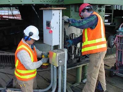 Elektrik tesisleri gerek işletme, gerekse onarım ve bakım için kısa