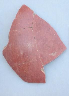 Resim 4: Kırmızı astarlı parlak açkılı olarak çarkta yapılmış Matara Biçimli Testiye ait gövde parçası İTÇ III te görülen kase formları içerisinde sadece düz kenarlı hafif omurgalı kaseler (Form 1b)