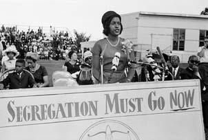edgar Evers: MİSSİSSİPPİ HAREKETİNİN ŞEHİDİ Mississippi eyaleti Siyahları Geliştirme Ulusal Derneği (National Association for the Advancement of Colored People NAACP) Başkanı Medgar Evers, kısa