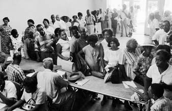 1964 Sivil Haklar Yasası ile 1965 Oy Kullanma Hakkı Yasası, Afro-Amerikalıların yasal eşitliğini sağlam temeller üzerine yerleştirecekti.