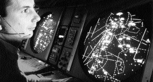 Bir Federal Havac l k daresi trafik kontrol görevlisi Washington un Seattle kentindeki bölge merkezinde radar ekran n izliyor.