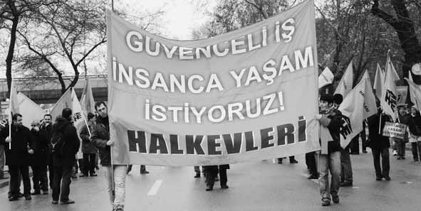 Eskiflehir Sald r y Lanetledi - 1 Nisan 2010 Tekel flçileri nin, Ankara da u rad polis sald r s n protesto etmek için Eskiflehir de 1 Nisan günü bir eylem yap ld. Adalar Migros önünde saat 18.