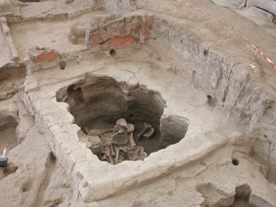 sonra, bu çukurlar toprak ile örtülüp sıvanır, evin zemini yenilenir ve hayata devam edilirdi. Çatalhöyük teki gömüler ço#unlukla evlerin içerisinde bulunmasına ra#men, arkeologlar çöplük alanında ya!
