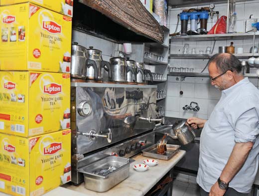 Böylece yoğun servislere yetişirken, sürekli aynı lezzeti sunabiliyoruz. Ayrıca dökme çaya kıyasla çaydanlık temizliği çok daha kolay, bu da bizim için önemli bir avantaj diyor.