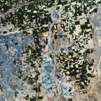Uzay mekiğinden çekilen Arizonanın Başkenti Phoenix in görünümü Arizona Phoenix in gerçek renklerle elde edilmiş uydu görüntüsü Yukarıda, uydudan alınan veriler gerçek renklendirilen ve zayıf