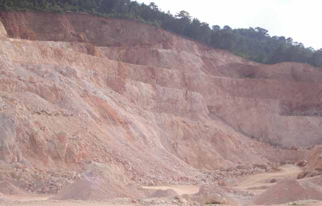 Türkiye nin bilinen ve 1970 li yıllardan beri yaygın olarak işletilen kaolin ocakları bu bölgede olup rezerv miktarı açısından da söz konusu bölge 1.sıradadır.