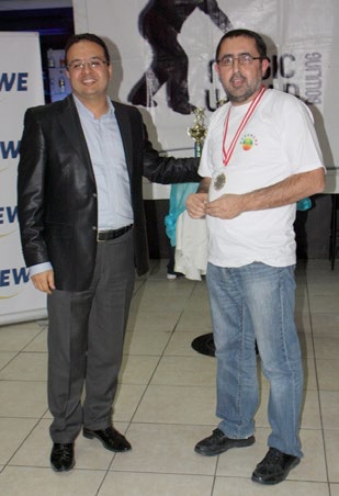 Üçüncü olan takım, ödüllerini ise Bursagaz Müşteri İlişkileri Birim Yöneticisi Çetin Sabırlı nın elinden aldı.