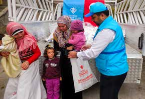 SURİYELİ SIĞINMACILARA 10 BİN BATTANİYE Türkiye Diyanet Vakfı, yaklaşan kış ayları öncesi Şanlıurfa nın Suruç İlçesi nde Suriyeli sığınmacılara 10 bin battaniye dağıttı.
