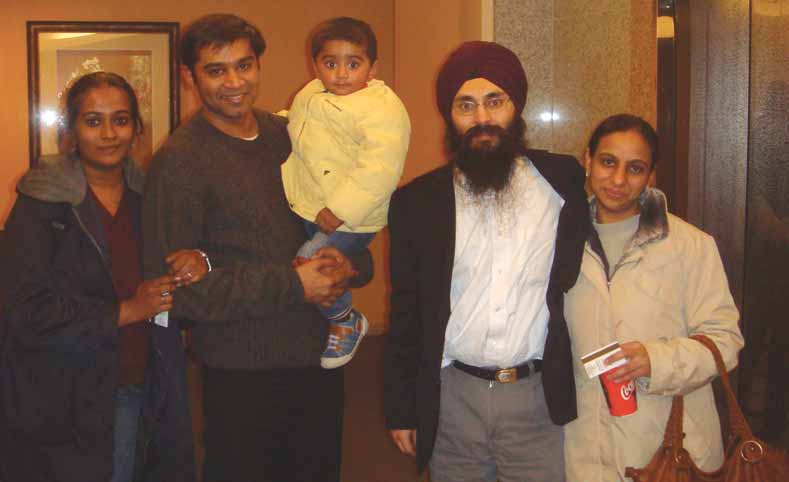 Siyam Çetam (soldan ikinci) ve Jaspit Çawla (sağdan ikinci) aileleriyle birlikte. uzakta, tutuklu kalmaya devam ettiler.
