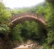Yağlıdere deki Ağanın Köprüsü 20 m uzunluğunda 11 m yüksekliğindedir.bu köprü 200 yıl önce El hasenat-u vel-hayrat hüvel baki kethüda Zade Emin Ağa tarafından yapılmıştır.