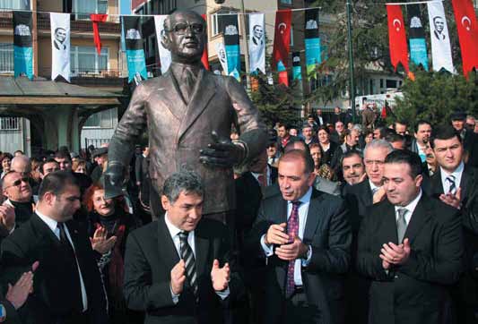 Kapak Demokrasi kahramanları Yazı: GÜLÇİN TAHİROĞLU Fotoğraflar: NURCAN VOLKAN Abdi İpekçi, Ahmet Taner Kışlalı, Bahriye Üçok, Bedrettin Cömert, Cavit Orhan Tütengil, Çetin Emeç, Doğan Öz,