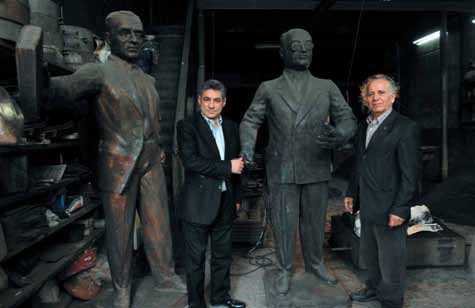 Belediye Başkanı İsmail Ünal, Prof. Ferit Özşen le (sağda) birlikte Demokrasi Kahramanları projesinin her aşamasına tanıklık etti. Heykellerin kimlere ait olacağını belirlemek hayli zaman aldı.