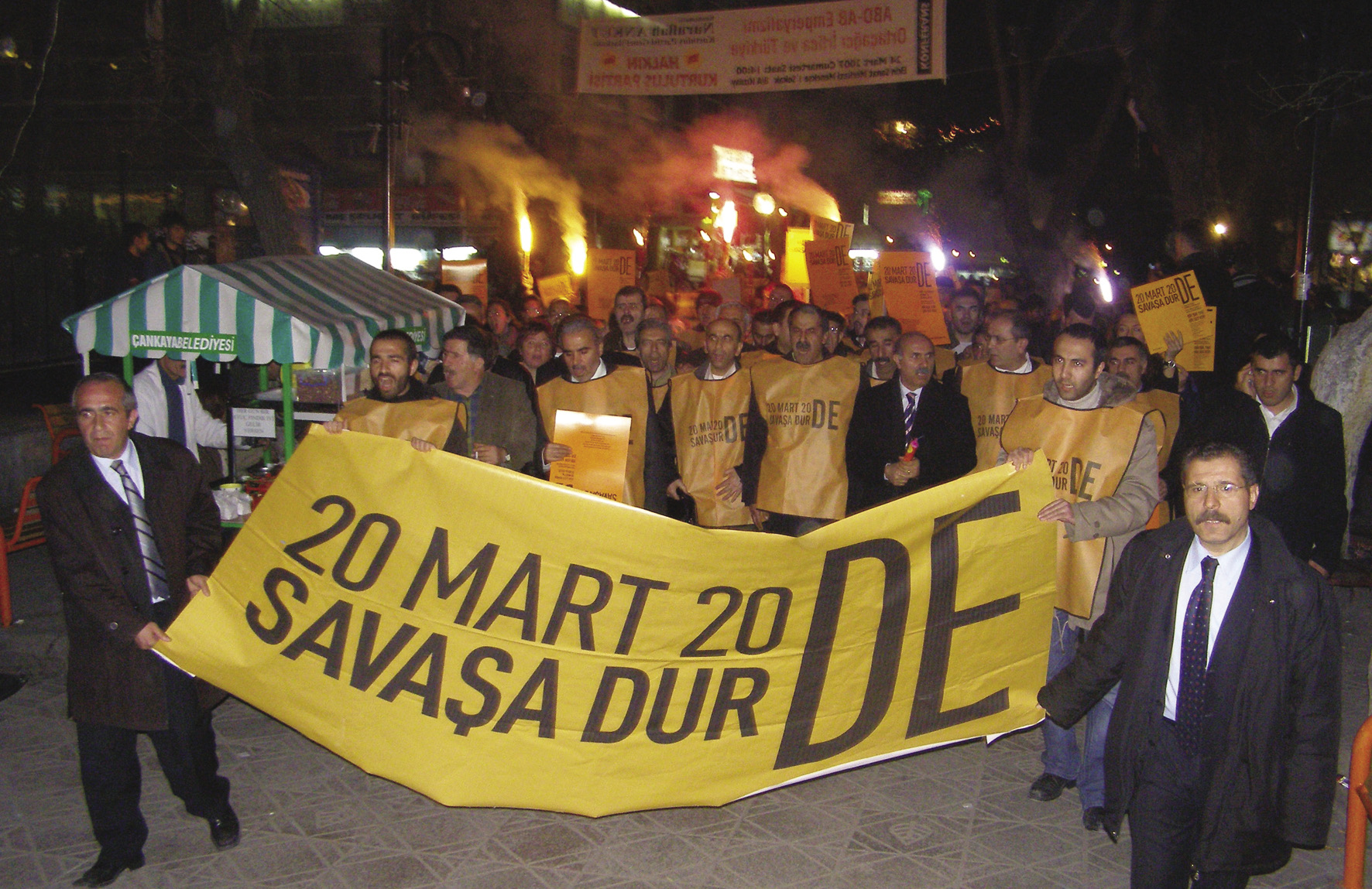 KATİL ABD ORTA DOĞU DAN DEFOL! ABD, Irak ı işgalinin dördüncü yılında, ilk bombanın atıldığı 20 Mart saat 20.00 de tüm Türkiye de protesto edildi.